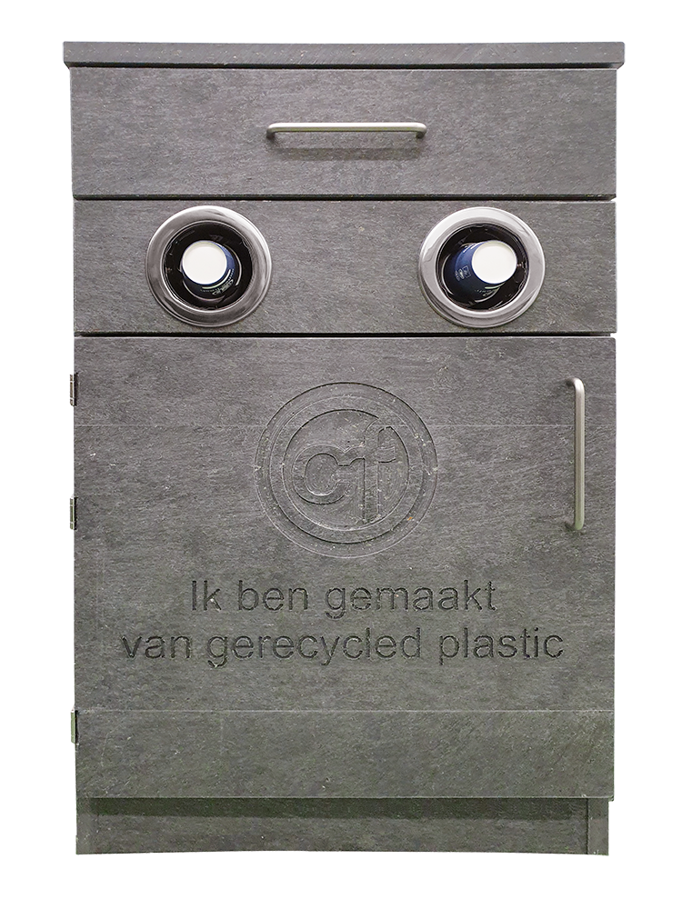 Foto van het koffiemeubel, gemaakt van gerecycled plasticafval. Ontworpen en geproduceerd door Green Production.