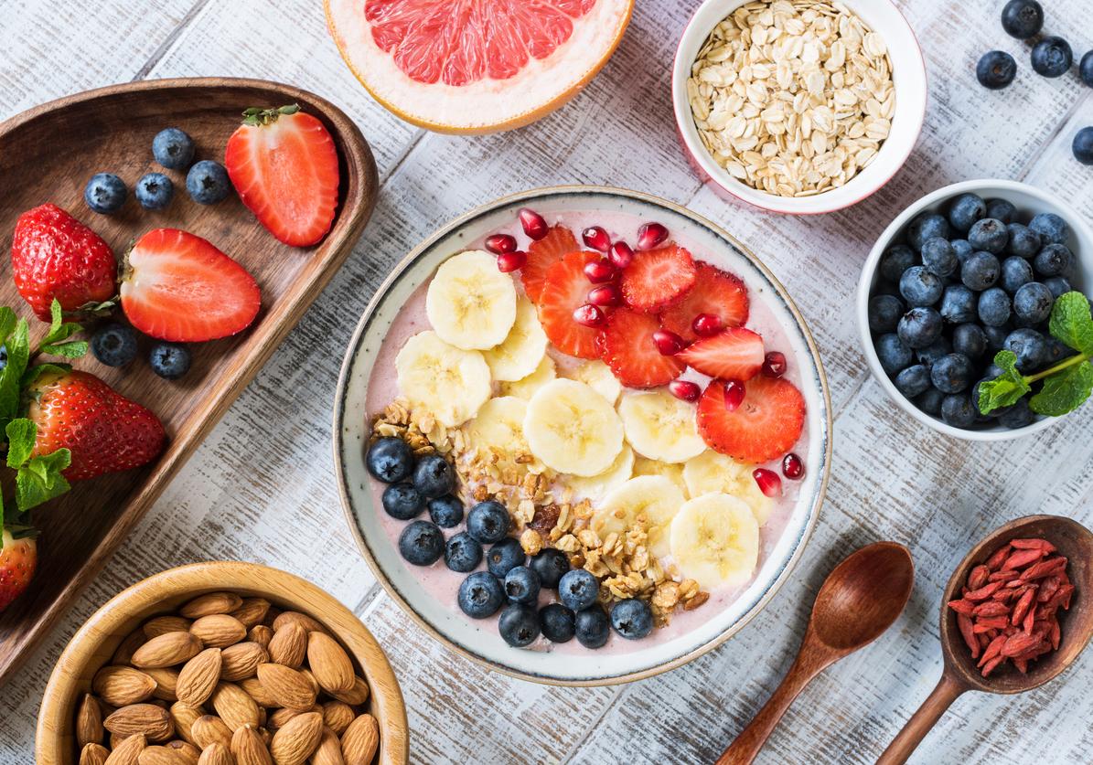 Smoothiebowl met fruit, granola en noten